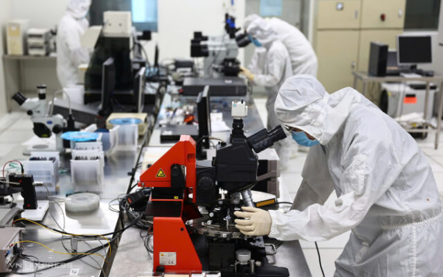 Khu vực kiểm định các linh kiện bán dẫn, Phòng thí nghiệm bán dẫn, Khu công nghệ cao TP HCM. Ảnh: Trần Quỳnh